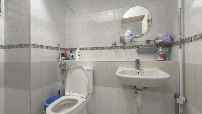384 Bukit Batok West Avenue 5, 384 Bukit Batok West Avenue 5, 3 Bedrooms, 969 sqft, HDB Flat For Rent, by Jenn Loh, 500189990 - Bathroom - PropertyGuru.com.sg