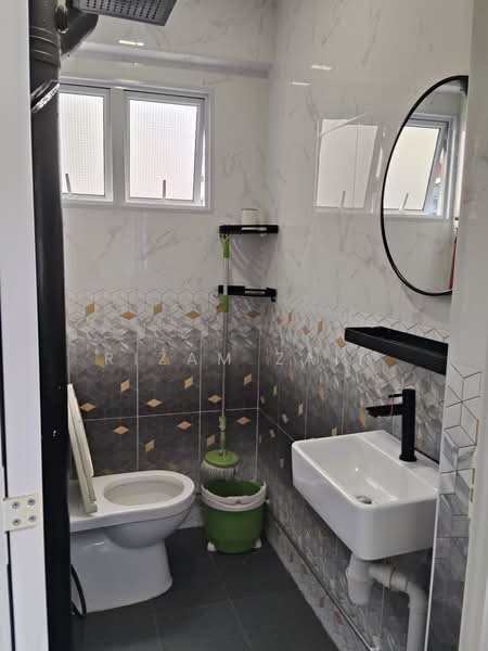 276 Yishun Street 22, 276 Yishun Street 22, 3 Bedrooms, 904 sqft, HDB Flat For Sale, by Rizam Zain, 500189992 - Bathroom - PropertyGuru.com.sg