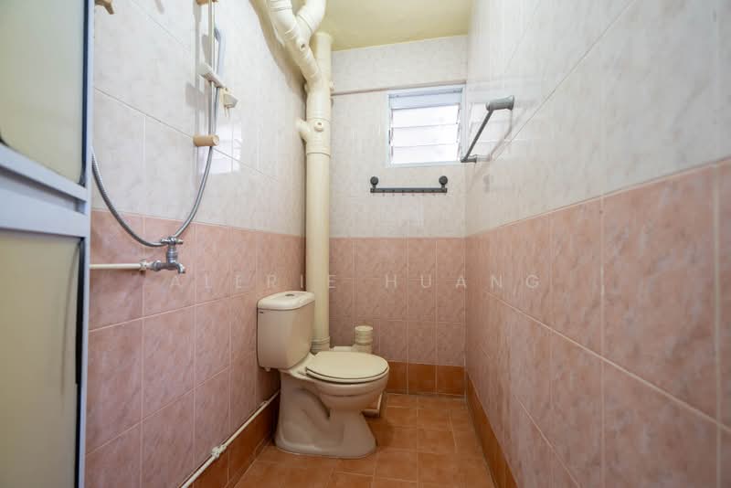 139 Bedok Reservoir Road, 139 Bedok Reservoir Road, 2 Bedrooms, 689 sqft, HDB Flat For Sale, by Alerie Huang, 500189994 - Bathroom - PropertyGuru.com.sg