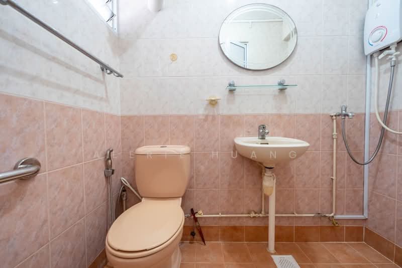 139 Bedok Reservoir Road, 139 Bedok Reservoir Road, 2 Bedrooms, 689 sqft, HDB Flat For Sale, by Alerie Huang, 500189994 - Bathroom - PropertyGuru.com.sg