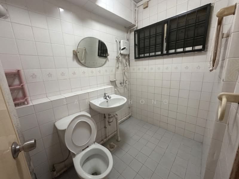 865 Jurong West Street 81, 865 Jurong West Street 81, 3 Bedrooms, 1,130 sqft, HDB Flat For Sale, by Sandy Hong, 500190014 - Bathroom - PropertyGuru.com.sg