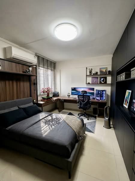 6 mins walk to Clementi MRT, 4-room, Corner Unit, 1km to Nan Hua, , 3 Bedrooms, 990 sqft, HDB Flat For Sale, by Jun Yu, 500190016 - Bedroom - PropertyGuru.com.sg