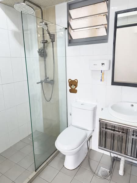682A Edgedale Plains, 682A Edgedale Plains, 3 Bedrooms, 732 sqft, HDB Flat For Sale, by Nick R. L, 500190056 - Bathroom - PropertyGuru.com.sg