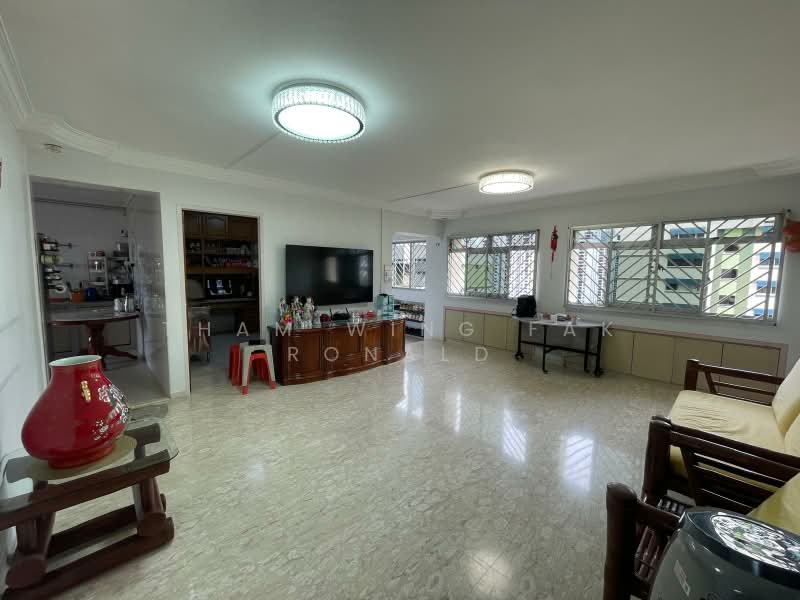 135 Jalan Bukit Merah, 135 Jalan Bukit Merah, 4 Bedrooms, 1,291 sqft, HDB Flat For Sale, by Tham Wing Fak Ronald, 500190063 - Living Room - PropertyGuru.com.sg