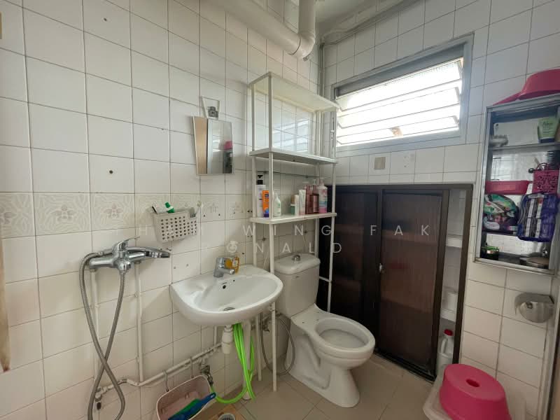 135 Jalan Bukit Merah, 135 Jalan Bukit Merah, 4 Bedrooms, 1,291 sqft, HDB Flat For Sale, by Tham Wing Fak Ronald, 500190063 - Bathroom - PropertyGuru.com.sg