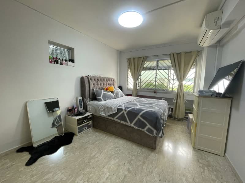 135 Jalan Bukit Merah, 135 Jalan Bukit Merah, 4 Bedrooms, 1,291 sqft, HDB Flat For Sale, by Tham Wing Fak Ronald, 500190063 - Bedroom - PropertyGuru.com.sg