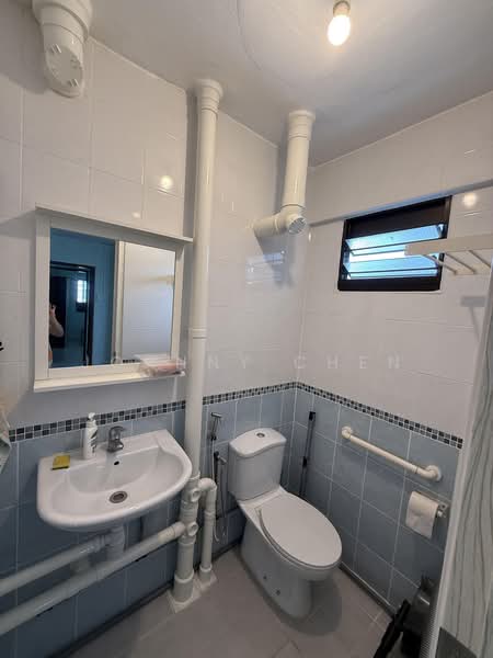 426 Clementi Avenue 3, 426 Clementi Avenue 3, 2 Bedrooms, 721 sqft, HDB Flat For Rent, by Johnny Chen, 500190083 - Bathroom - PropertyGuru.com.sg