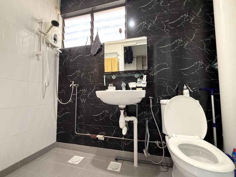 205 Serangoon Central, 205 Serangoon Central, Room Rental, 100 sqft, HDB Flat For Rent, by Miaw Yong Lim, 500190111 - Bathroom - PropertyGuru.com.sg