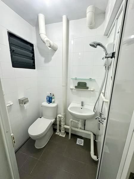 354 Clementi Avenue 2, 354 Clementi Avenue 2, 2 Bedrooms, 721 sqft, HDB Flat For Rent, by Phoebe Lee, 500190137 - Bathroom - PropertyGuru.com.sg