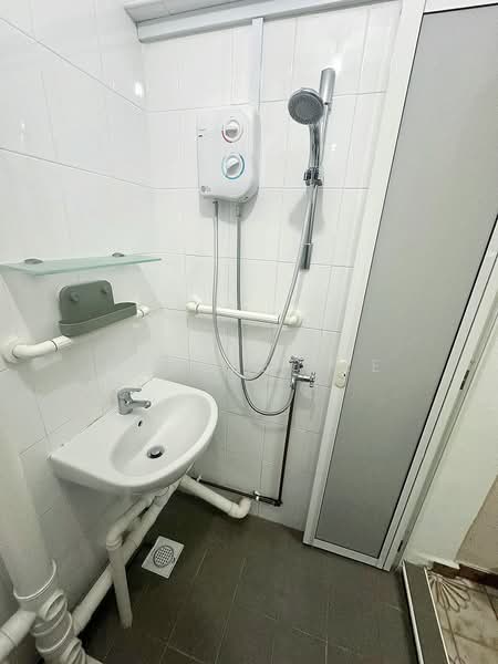 354 Clementi Avenue 2, 354 Clementi Avenue 2, 2 Bedrooms, 721 sqft, HDB Flat For Rent, by Phoebe Lee, 500190137 - Bathroom - PropertyGuru.com.sg