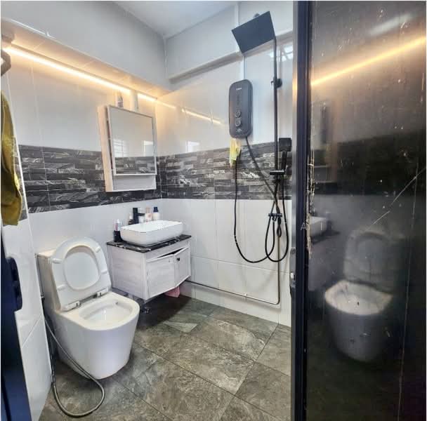 333 Bukit Batok Street 32, 333 Bukit Batok Street 32, 4 Bedrooms, 1,532 sqft, HDB Flat For Rent, by Lee Yoong Tai Esther, 500190181 - Bathroom - PropertyGuru.com.sg