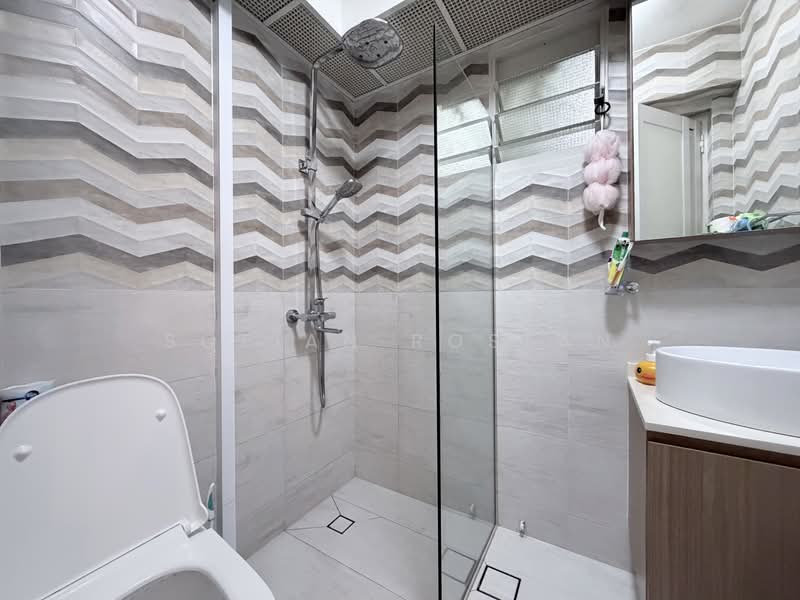 666B Punggol Drive, 666B Punggol Drive, 3 Bedrooms, 1,001 sqft, HDB Flat For Sale, by Sofian Roslan, 500190193 - Bathroom - PropertyGuru.com.sg