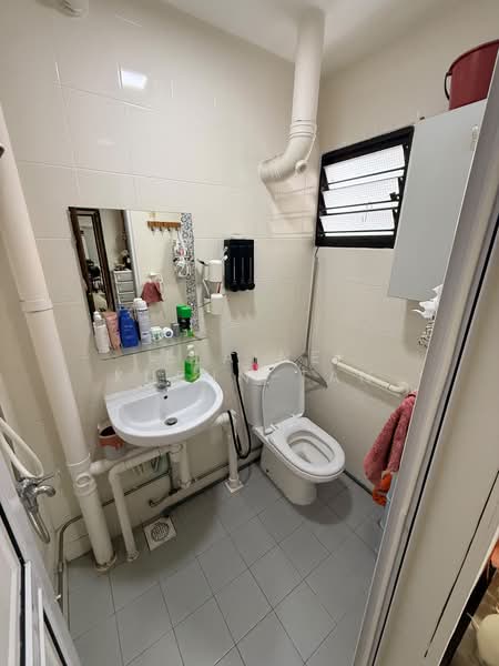 115 Hougang Avenue 1, 115 Hougang Avenue 1, 2 Bedrooms, 721 sqft, HDB Flat For Rent, by Elaine Kuehn-Tan, 500190194 - Bathroom - PropertyGuru.com.sg