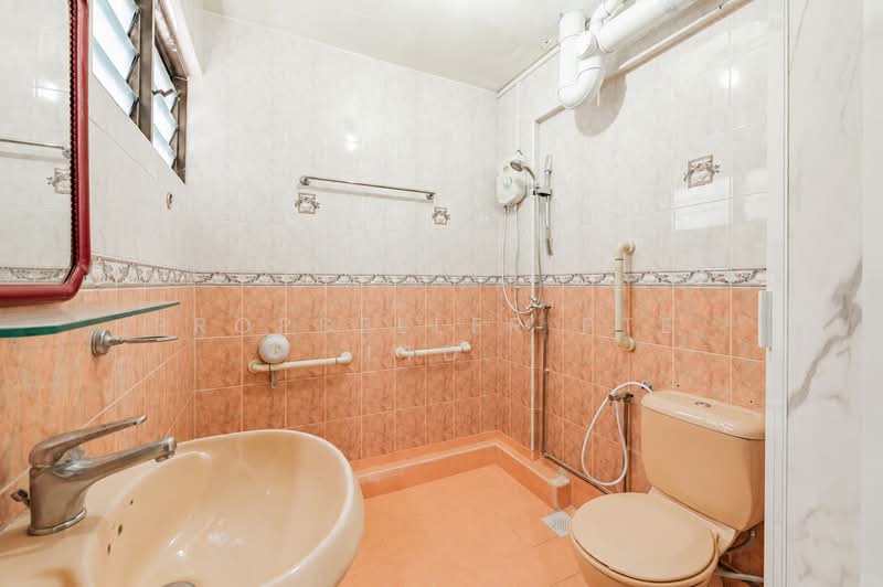 155 Yishun Street 11, 155 Yishun Street 11, 3 Bedrooms, 1,346 sqft, HDB Flat For Sale, by Gina Tow, 500190204 - Bathroom - PropertyGuru.com.sg