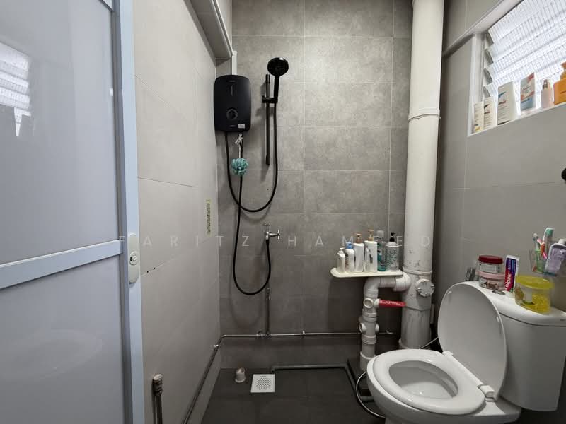 214 Jurong East Street 21, 214 Jurong East Street 21, Room Rental, 704 sqft, HDB Flat For Rent, by Faritz Hameed, 500190219 - Bathroom - PropertyGuru.com.sg