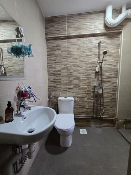 721 Bedok Reservoir Road, 721 Bedok Reservoir Road, 3 Bedrooms, 1,593 sqft, HDB Flat For Sale, by Siti Nurainina Binte Saaet (Nina Saaet), 500190289 - Common Bathroom - PropertyGuru.com.sg