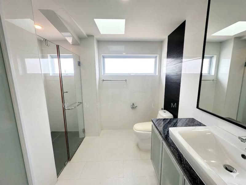 Upper Changi Road East, Upper Changi Road East/Jalan Pergam/Meragi Road, 5 Bedrooms, 3,800 sqft, Terraced House For Sale, by Winston Lim, 500190348 - Bathroom - PropertyGuru.com.sg