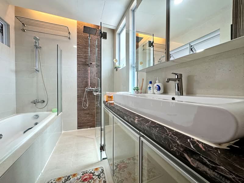 Upper Changi Road East, Upper Changi Road East/Jalan Pergam/Meragi Road, 5 Bedrooms, 3,800 sqft, Terraced House For Sale, by Winston Lim, 500190348 - Bathroom - PropertyGuru.com.sg