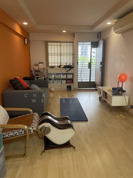 427 Clementi Avenue 3, 427 Clementi Avenue 3, 2 Bedrooms, 721 sqft, HDB Flat For Sale, by Charles Tai Wei Siang, 500190367 - Living Room - PropertyGuru.com.sg