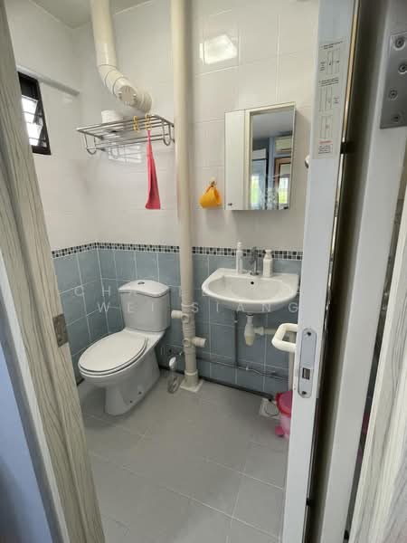 427 Clementi Avenue 3, 427 Clementi Avenue 3, 2 Bedrooms, 721 sqft, HDB Flat For Sale, by Charles Tai Wei Siang, 500190367 - Bathroom - PropertyGuru.com.sg
