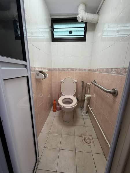 231 Lorong 8 Toa Payoh, 231 Lorong 8 Toa Payoh, 3 Bedrooms, 700 sqft, HDB Flat For Sale, by Roz Rufai, 500190379 - Bathroom - PropertyGuru.com.sg