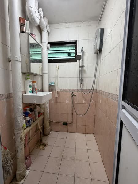 231 Lorong 8 Toa Payoh, 231 Lorong 8 Toa Payoh, 3 Bedrooms, 700 sqft, HDB Flat For Sale, by Roz Rufai, 500190379 - Bathroom - PropertyGuru.com.sg