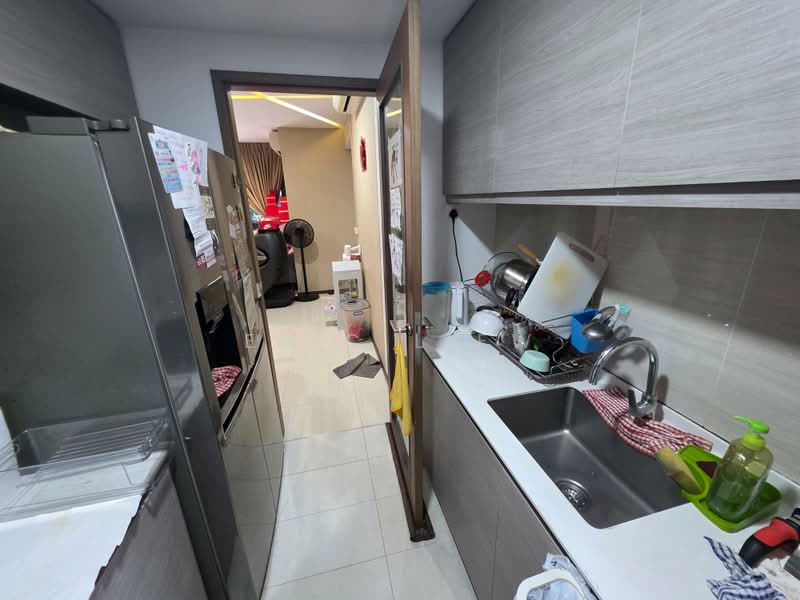 Bellewoods, 108 Woodlands Avenue 5, 3 Bedrooms, 936 sqft, Executive Condominium For Sale, by Eric Liew, 500190433 - Kitchen - PropertyGuru.com.sg