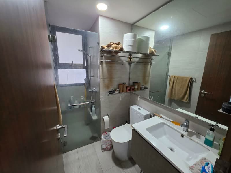 Bellewoods, 108 Woodlands Avenue 5, 3 Bedrooms, 936 sqft, Executive Condominium For Sale, by Eric Liew, 500190433 - Bathroom - PropertyGuru.com.sg