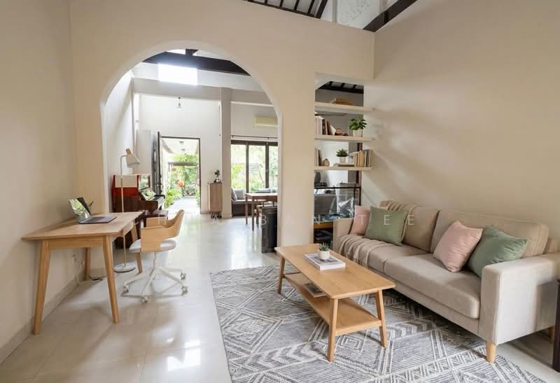 ⭐️⭐️LANDED7772@Istana Vicinity Corner Terrace, Cambridge Road Lertford Road Truro Road, 3 Bedrooms, 1,800 sqft, Corner Terrace For Sale, by Chua Ban Tee, 500190464 - Living Room - PropertyGuru.com.sg