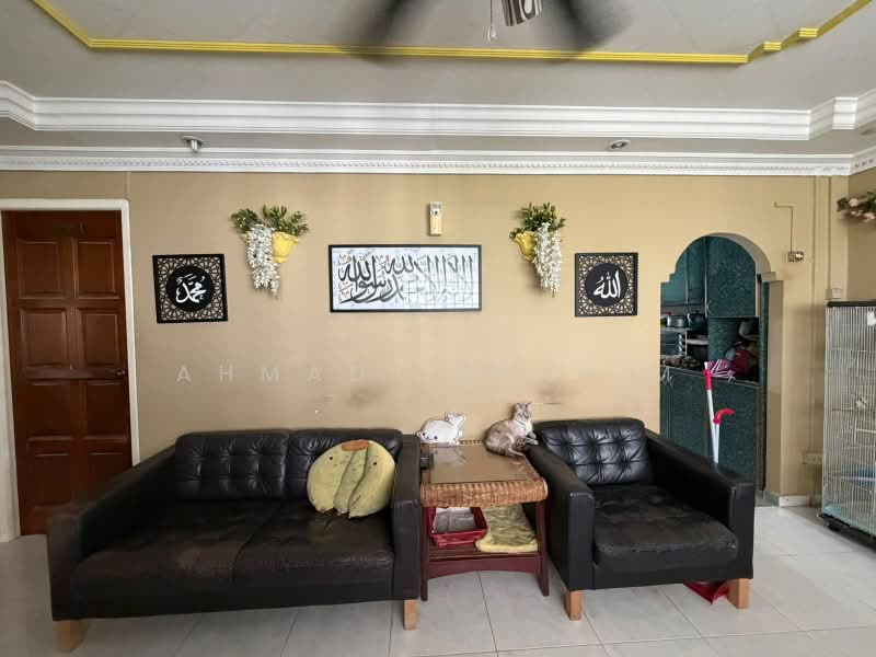 840 Woodlands Street 82, 840 Woodlands Street 82, 3 Bedrooms, 904 sqft, HDB Flat For Sale, by Ahmad Ibrahim, 500190494 - Living Room - PropertyGuru.com.sg
