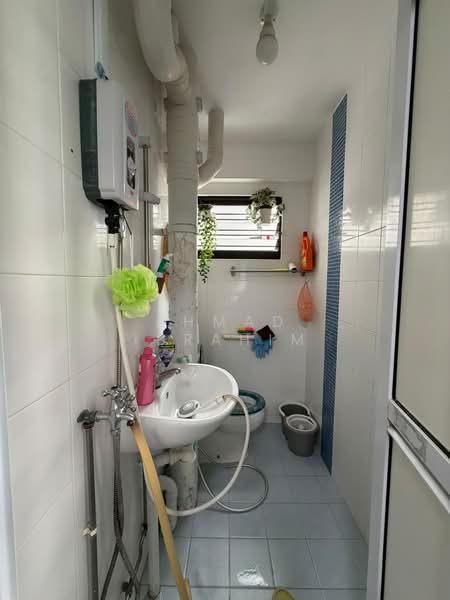 840 Woodlands Street 82, 840 Woodlands Street 82, 3 Bedrooms, 904 sqft, HDB Flat For Sale, by Ahmad Ibrahim, 500190494 - Bathroom - PropertyGuru.com.sg