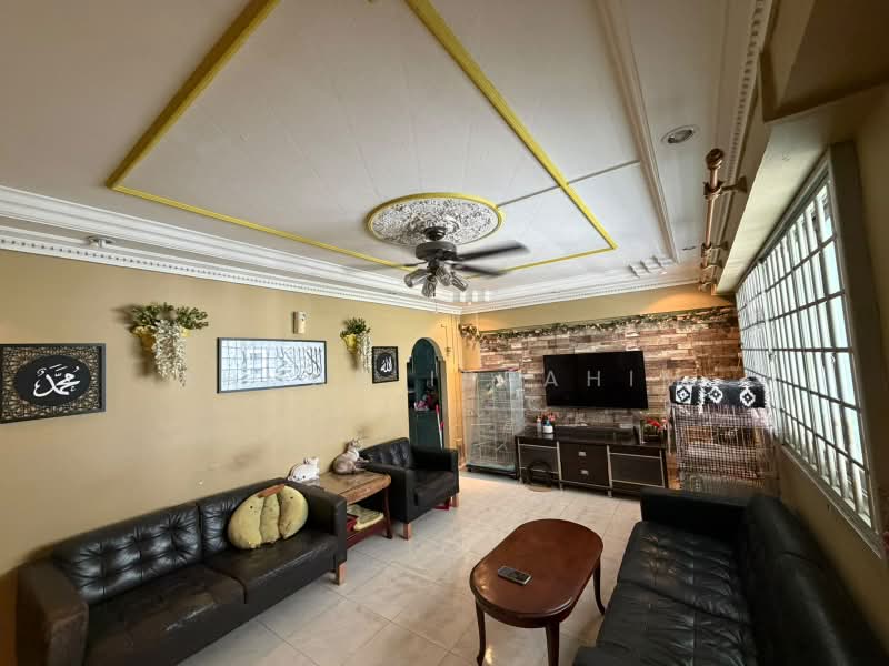 840 Woodlands Street 82, 840 Woodlands Street 82, 3 Bedrooms, 904 sqft, HDB Flat For Sale, by Ahmad Ibrahim, 500190494 - Living Room - PropertyGuru.com.sg
