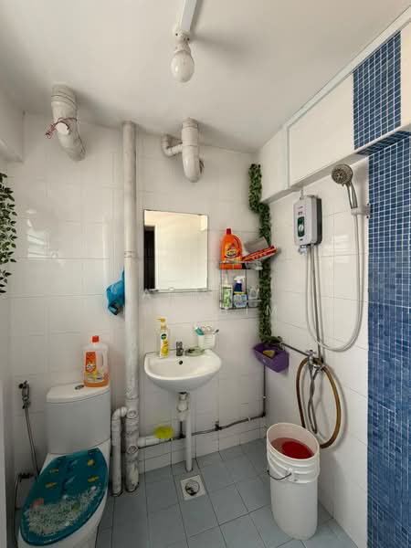 840 Woodlands Street 82, 840 Woodlands Street 82, 3 Bedrooms, 904 sqft, HDB Flat For Sale, by Ahmad Ibrahim, 500190494 - Bathroom - PropertyGuru.com.sg