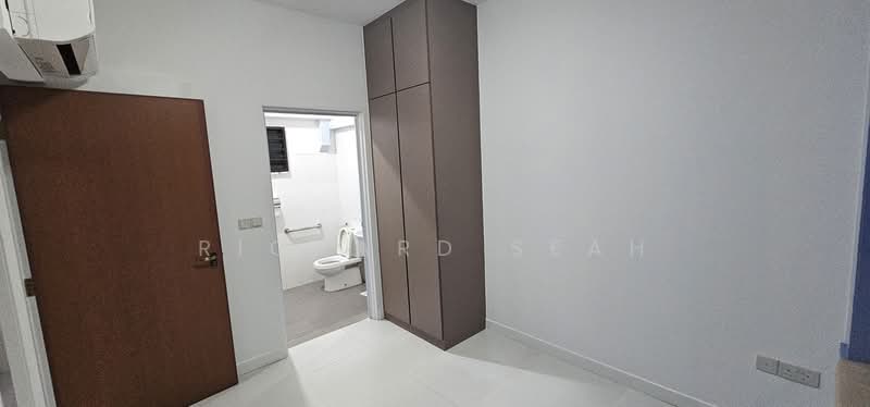 197A Boon Lay Fields, 197A Boon Lay Drive, 2 Bedrooms, 731 sqft, HDB Flat For Sale, by Richard Seah, 500190497 - Master Bedroom wardrobe - PropertyGuru.com.sg