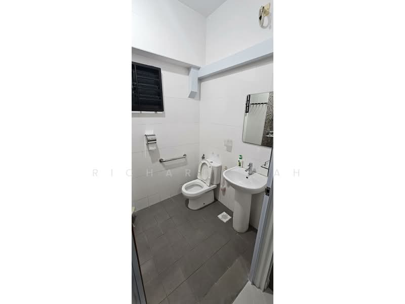 197A Boon Lay Fields, 197A Boon Lay Drive, 2 Bedrooms, 731 sqft, HDB Flat For Sale, by Richard Seah, 500190497 - Master Bathroom - PropertyGuru.com.sg