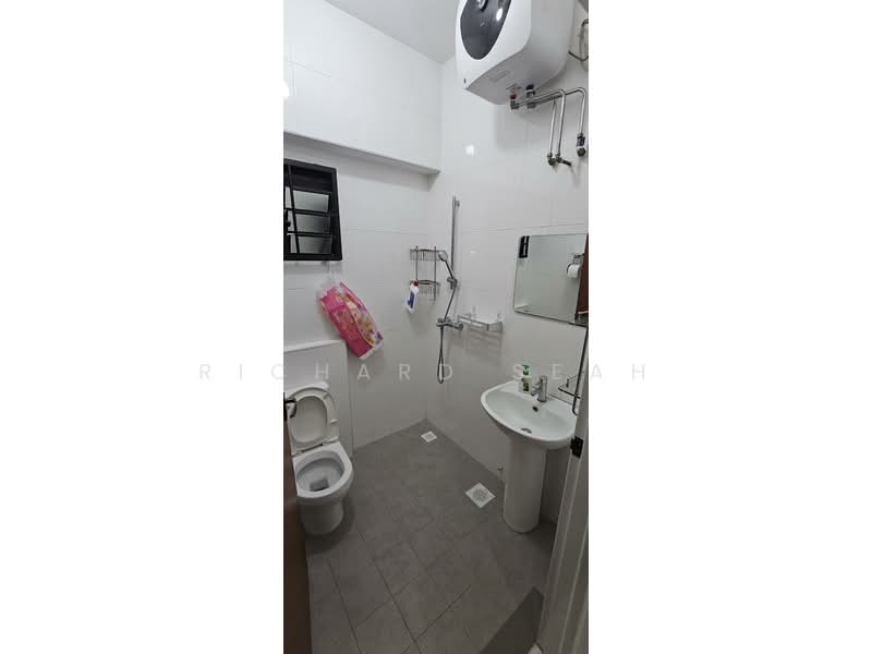 197A Boon Lay Fields, 197A Boon Lay Drive, 2 Bedrooms, 731 sqft, HDB Flat For Sale, by Richard Seah, 500190497 - Bathroom - PropertyGuru.com.sg