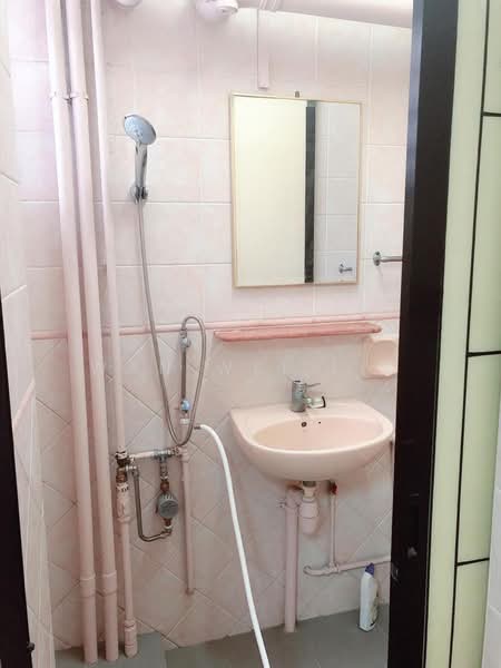 809 Hougang Central, 809 Hougang Central, 2 Bedrooms, 678 sqft, HDB Flat For Rent, by Wan Wei Lin, 500190523 - Bathroom - PropertyGuru.com.sg