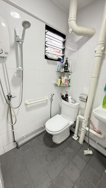 183 Bukit Batok West Avenue 8, 183 Bukit Batok West Avenue 8, 3 Bedrooms, 980 sqft, HDB Flat For Sale, by Sk Mani, 500190524 - Bathroom - PropertyGuru.com.sg