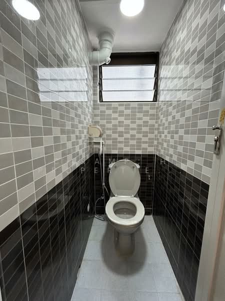 113 Lorong 1 Toa Payoh, 113 Lorong 1 Toa Payoh, 3 Bedrooms, 700 sqft, HDB Flat For Rent, by TOK CHWEE LUAN JASMIN, 500190552 - Bathroom - PropertyGuru.com.sg