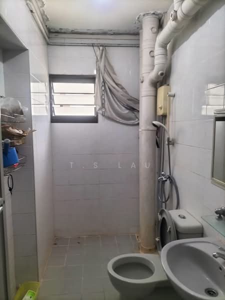 60 Lorong 4 Toa Payoh, 60 Lorong 4 Toa Payoh, 4 Bedrooms, 1,291 sqft, HDB Flat For Sale, by T.S Lau, 500190559 - Bathroom - PropertyGuru.com.sg