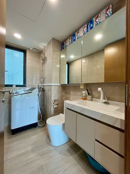 Kingsford Waterbay, 84 Upper Serangoon View, 3 Bedrooms, 883 sqft, Condominium For Sale, by Christine Wee, 500190582 - Bathroom - PropertyGuru.com.sg