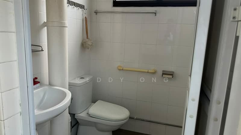 121 Ang Mo Kio Avenue 3, 121 Ang Mo Kio Avenue 3, 2 Bedrooms, 721 sqft, HDB Flat For Sale, by Freddy Ong, 500190673 - Bathroom - PropertyGuru.com.sg