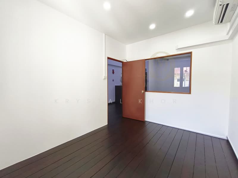 No GST | Petite All-White Shophouse with High Pitched Ceiling, Tras Street Tanjong Pagar Road Amoy Street, 723 sqft, Office For Rent, by Krystal Khor, 500190692 - Interior - CommercialGuru.com.sg