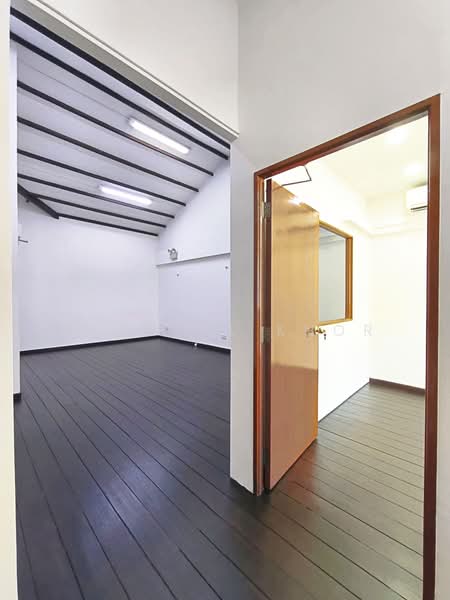 No GST | Petite All-White Shophouse with High Pitched Ceiling, Tras Street Tanjong Pagar Road Amoy Street, 723 sqft, Office For Rent, by Krystal Khor, 500190692 - Interior - CommercialGuru.com.sg