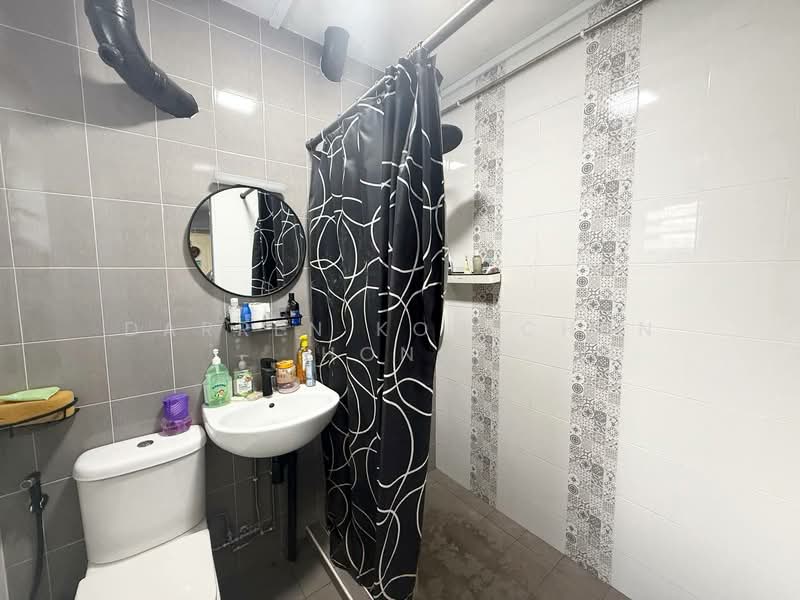 835 Woodlands Street 83, 835 Woodlands Street 83, 4 Bedrooms, 1,582 sqft, HDB Flat For Sale, by Darren Koh Chun Hong, 500190708 - Bathroom - PropertyGuru.com.sg