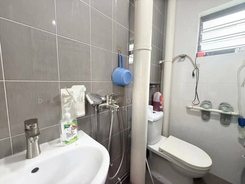 835 Woodlands Street 83, 835 Woodlands Street 83, 4 Bedrooms, 1,582 sqft, HDB Flat For Sale, by Darren Koh Chun Hong, 500190708 - Bathroom - PropertyGuru.com.sg
