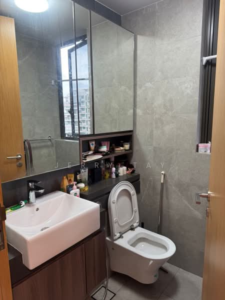 Midwood, 10 Hillview Rise, 3 Bedrooms, 893 sqft, Condominium For Rent, by Jerry Tay, 500190717 - Bathroom - PropertyGuru.com.sg