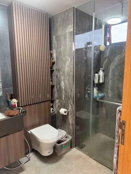 Midwood, 10 Hillview Rise, 3 Bedrooms, 893 sqft, Condominium For Rent, by Jerry Tay, 500190717 - Bathroom - PropertyGuru.com.sg
