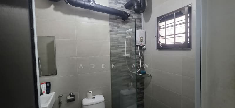 319 Sembawang Close, 319 Sembawang Close, 3 Bedrooms, 1,087 sqft, HDB Flat For Sale, by Aden Aw, 500190736 - Bathroom - PropertyGuru.com.sg