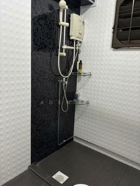 319 Sembawang Close, 319 Sembawang Close, 3 Bedrooms, 1,087 sqft, HDB Flat For Sale, by Aden Aw, 500190736 - Bathroom - PropertyGuru.com.sg